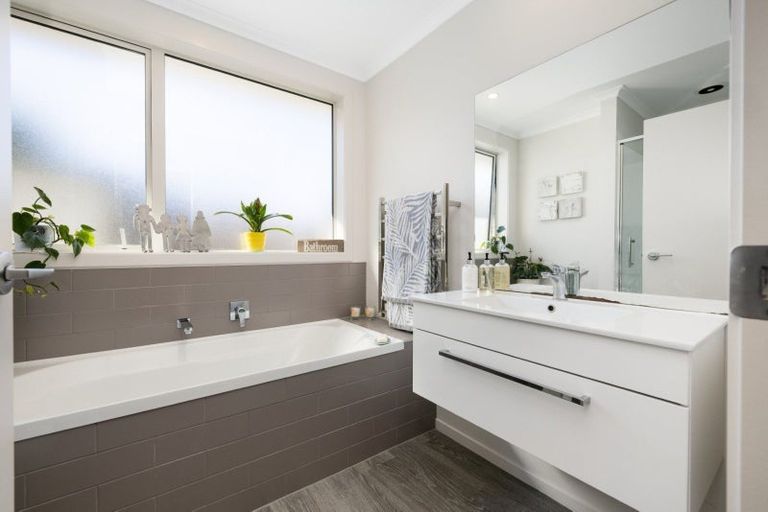 Photo of property in 124 Puhirake Crescent, Pyes Pa, Tauranga, 3112