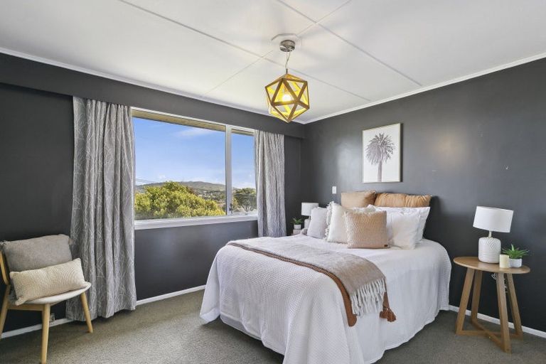 Photo of property in 6 Brooker Grove, Newlands, Wellington, 6037