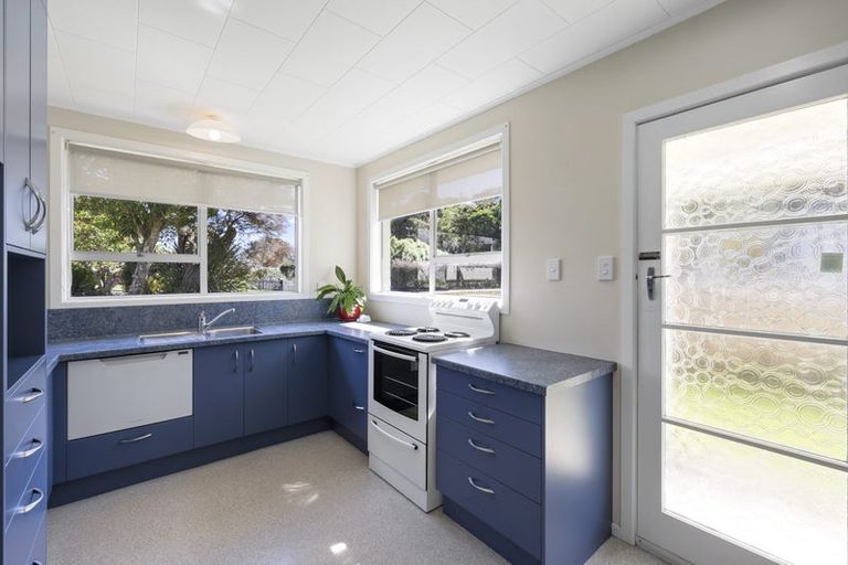 Photo of property in 1/12 Ambury Place, Merrilands, New Plymouth, 4312