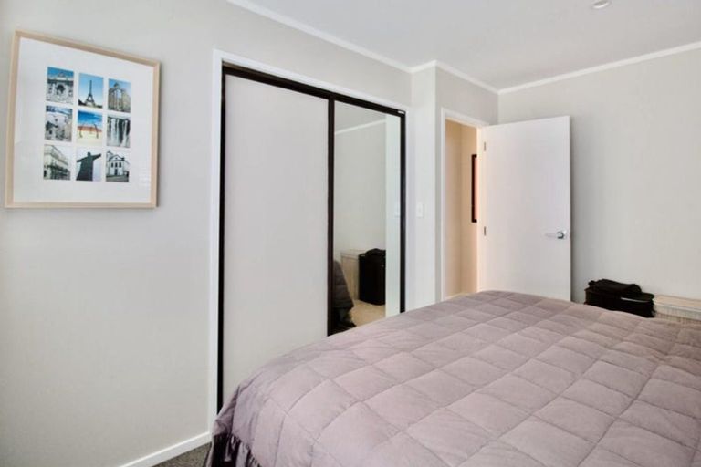 Photo of property in 2a Taipari Road, Te Atatu Peninsula, Auckland, 0610