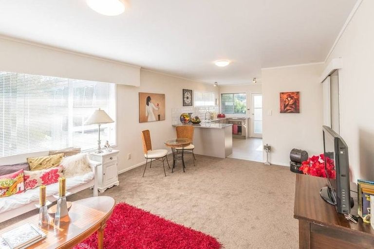 Photo of property in 2/27 Parkhill Road, Mellons Bay, Auckland, 2014