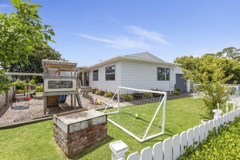 Photo of property in 49 Springs Road, Parakai, 0830