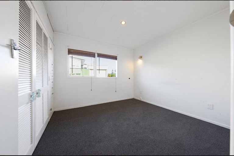 Photo of property in 24 Robert Burke Place, Henderson, Auckland, 0612