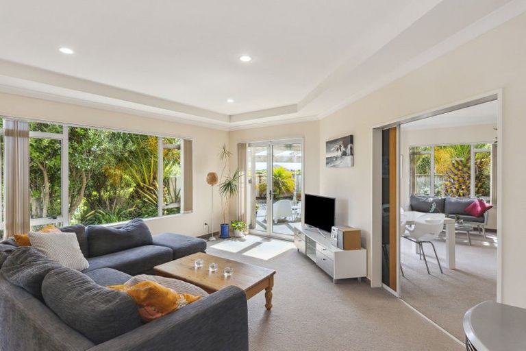 Photo of property in 43 Quadrant Heights, Paraparaumu, 5032