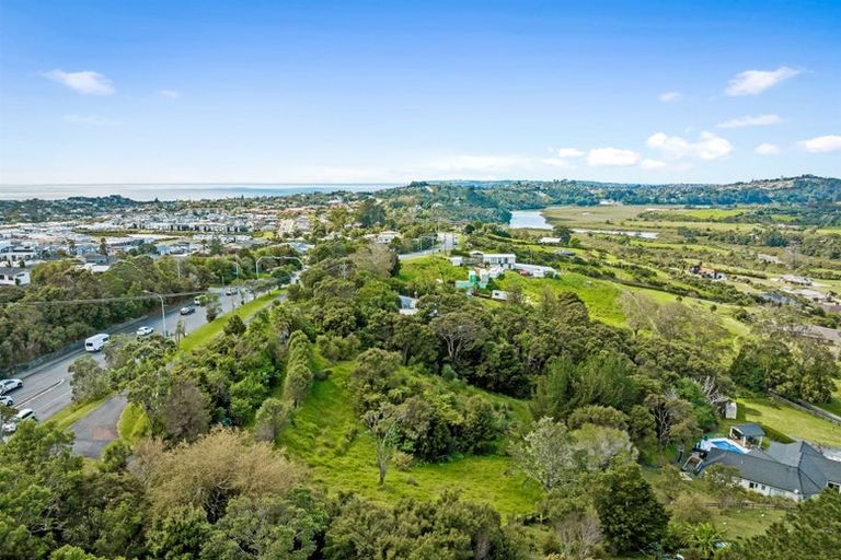 Photo of property in 9b Whangaparaoa Road, Red Beach, 0932