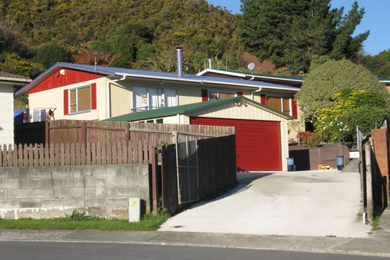 Photo of property in 9 Takanini Grove, Stokes Valley, Lower Hutt, 5019