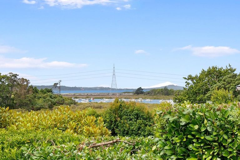 Photo of property in 90 Tiroroa Avenue, Te Atatu South, Auckland, 0610