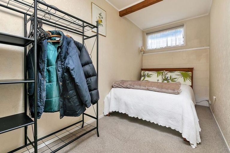 Photo of property in 21 Battle Place, Glenfield, Auckland, 0629