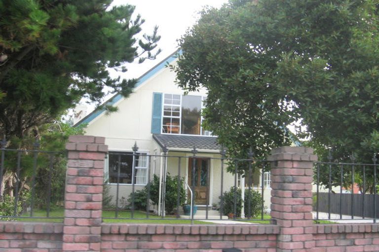 Photo of property in 17 Mana Esplanade, Paremata, Porirua, 5026