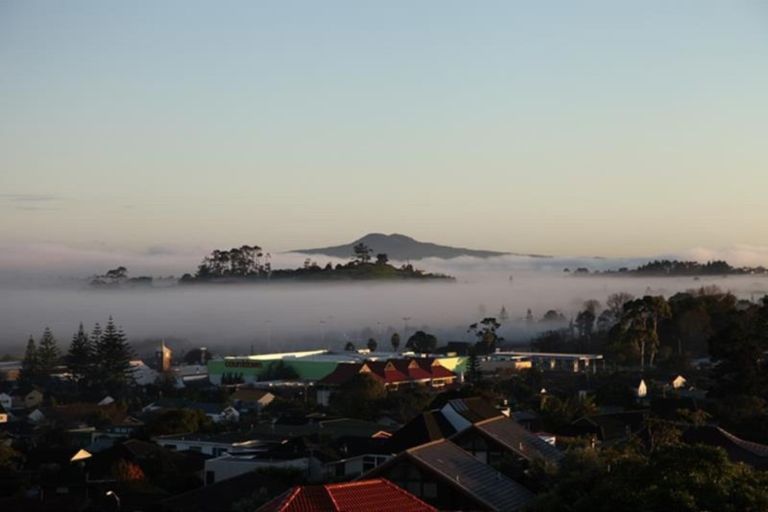 Photo of property in 17 Pitlochry Place, Highland Park, Auckland, 2010