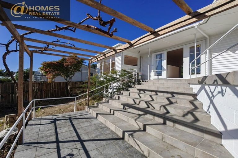 Photo of property in 35 Schnapper Rock Road, Greenhithe, Auckland, 0632