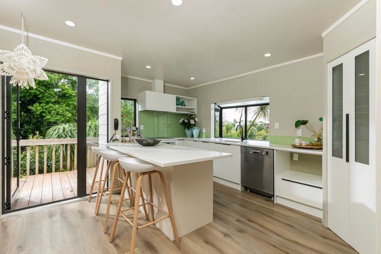 Photo of property in 33 Waipuia Place, Greenhithe, Auckland, 0632