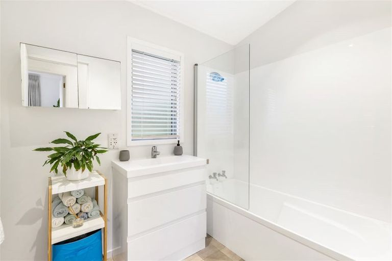 Photo of property in 7 William Bayes Place, Red Beach, 0932