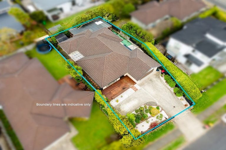 Photo of property in 112 Lake Panorama Drive, Henderson Valley, Auckland, 0612
