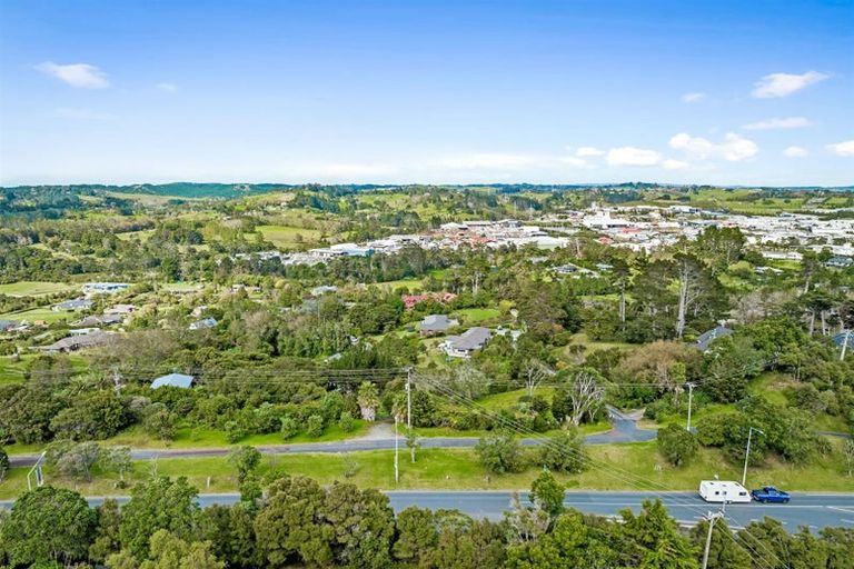 Photo of property in 9b Whangaparaoa Road, Red Beach, 0932