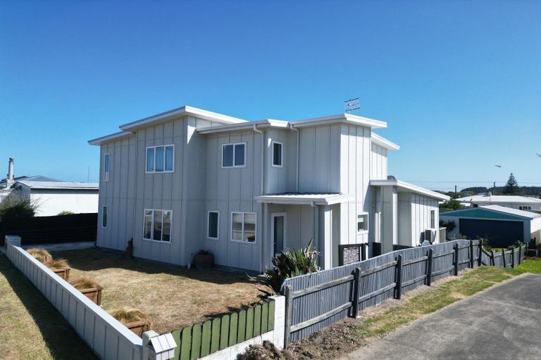 Photo of property in 9 Roore Street, Foxton Beach, Foxton, 4815