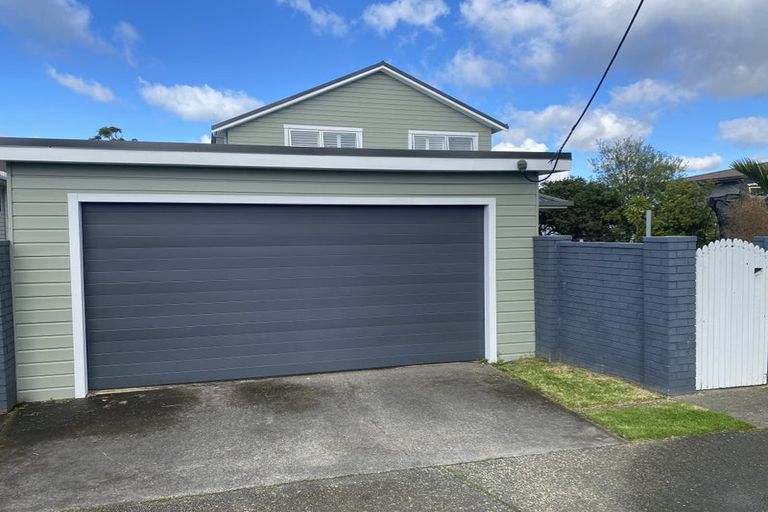 Photo of property in 2/43 Toroa Street, Torbay, Auckland, 0630