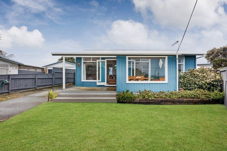 Photo of property in 10 Kent Terrace, Foxton Beach, Foxton, 4815