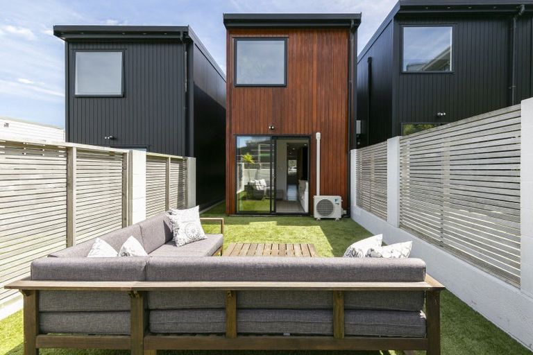 Photo of property in 2/50 Mandalay Terrace, Khandallah, Wellington, 6035