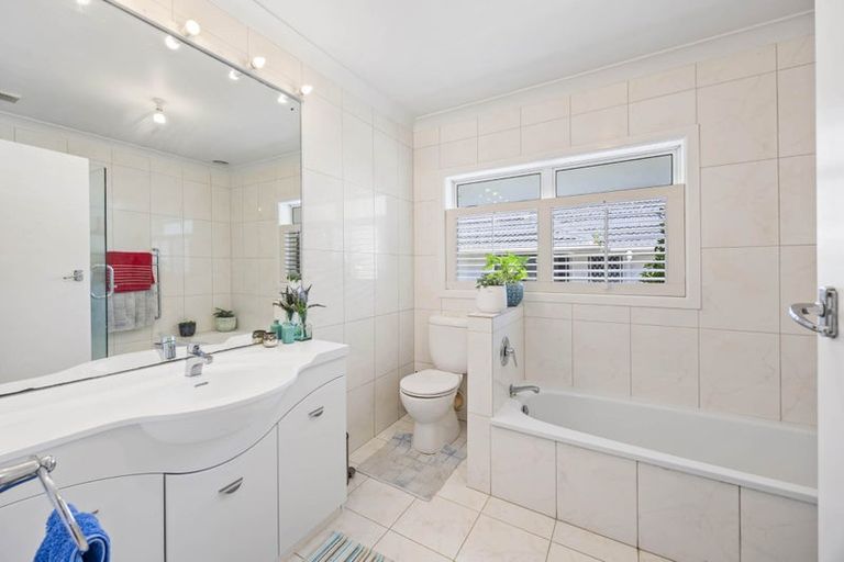 Photo of property in 4 Mellons Bay Road, Howick, Auckland, 2014