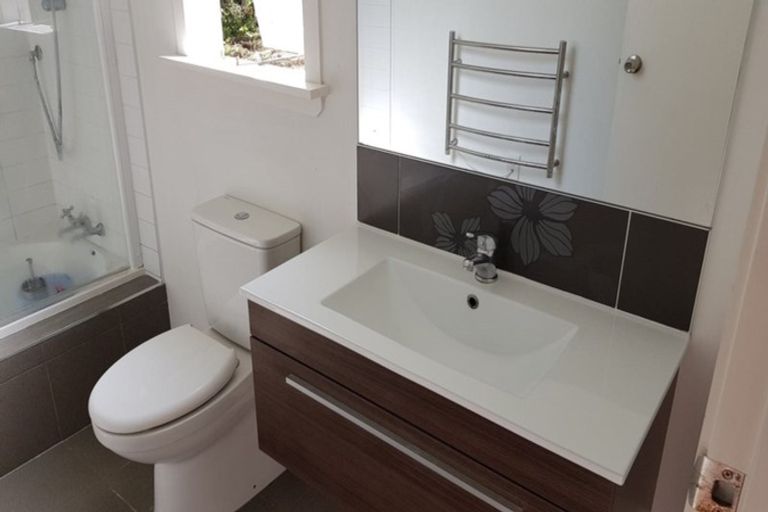 Photo of property in 28 Tane Road, Laingholm, Auckland, 0604