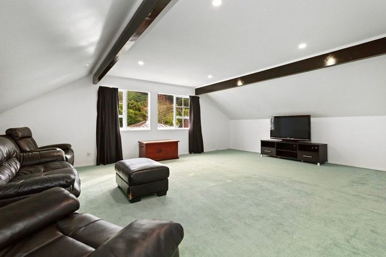 Photo of property in 7 Saint Hildas Glade, Tawa, Wellington, 5028