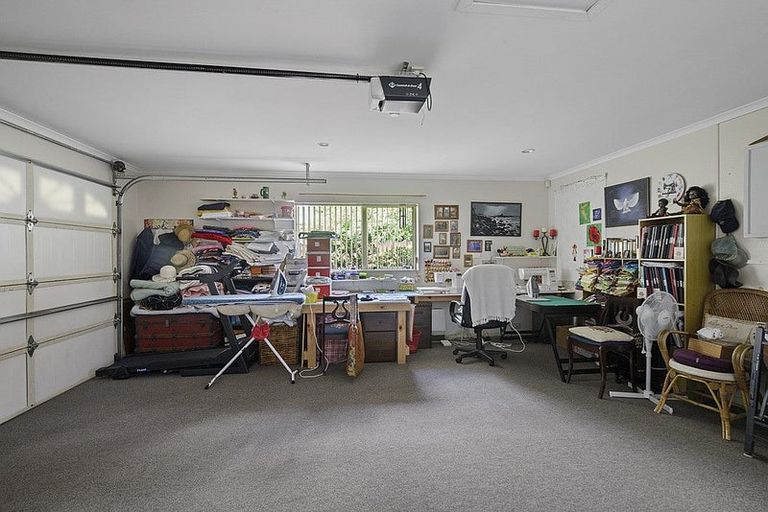 Photo of property in 6 Ernest Shackleton Place, Waiuku, 2123