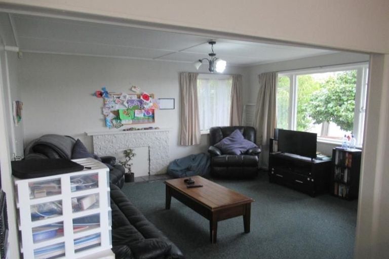 Photo of property in 42 Kenmore Street, Newlands, Wellington, 6037