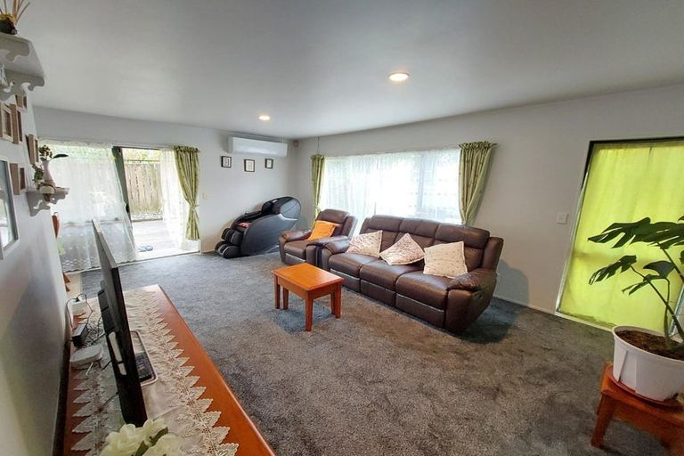 Photo of property in 2/8 Finn Place, Totara Vale, Auckland, 0629