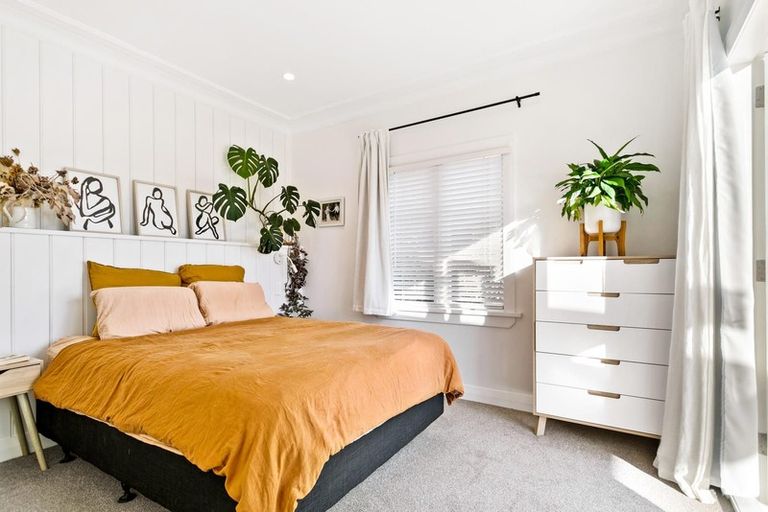 Photo of property in 28 Rewarewa Road, Te Atatu Peninsula, Auckland, 0610