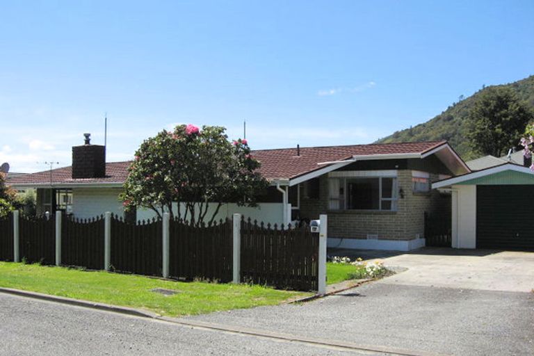 Photo of property in 48 Durham Street, Picton, 7220