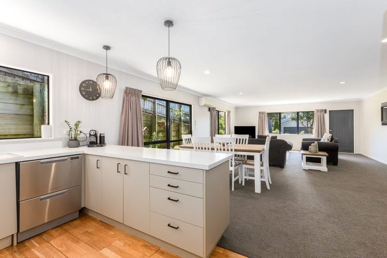 Photo of property in 10 Te Puia Drive, Aotea, Porirua, 5024