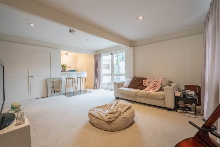 Photo of property in 1/18 Holdaway Avenue, Northcote, Auckland, 0627