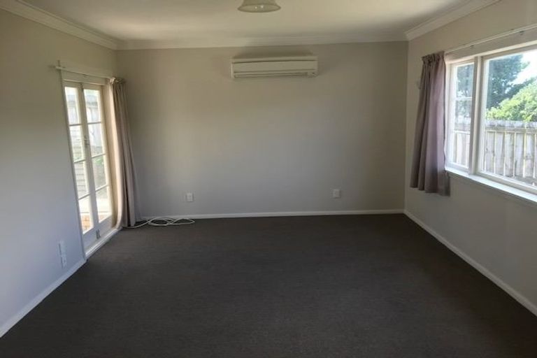 Photo of property in 9 Kereru Bend, Tawa, Wellington, 5028