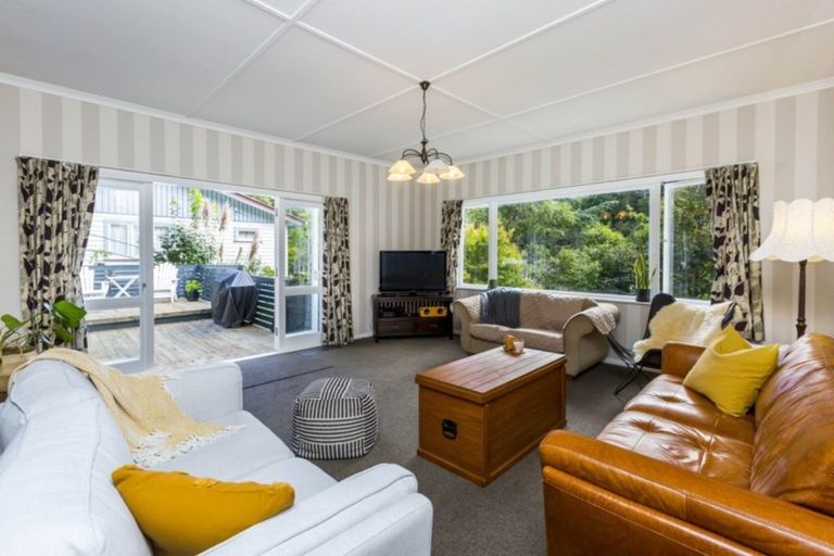 Photo of property in 74 Elmslie Road, Pinehaven, Upper Hutt, 5019