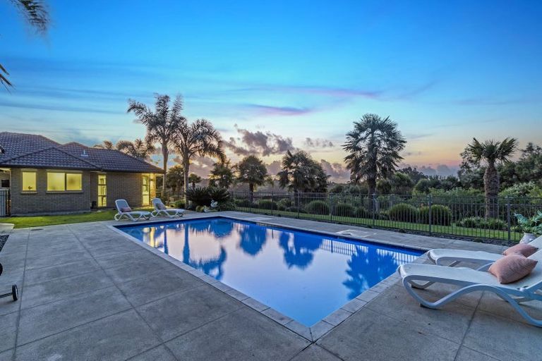 Photo of property in 127 Vaughans Road, Okura, Albany, 0792