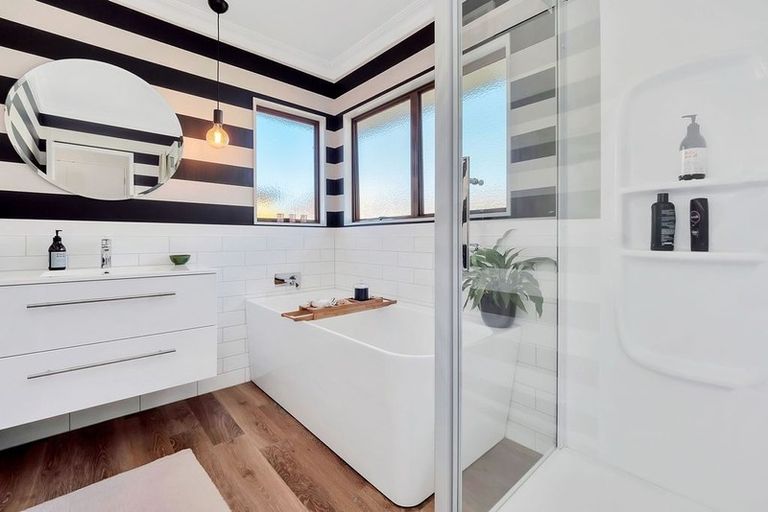 Photo of property in 20a Seaview Road, Otumoetai, Tauranga, 3110