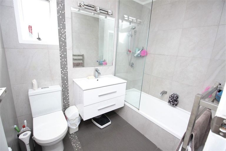 Photo of property in 2/5 Mannering Place, Hillcrest, Auckland, 0627