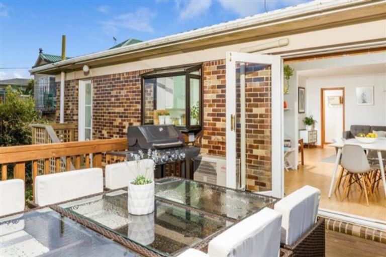 Photo of property in 33 Tui Glen Road, Birkenhead, Auckland, 0626