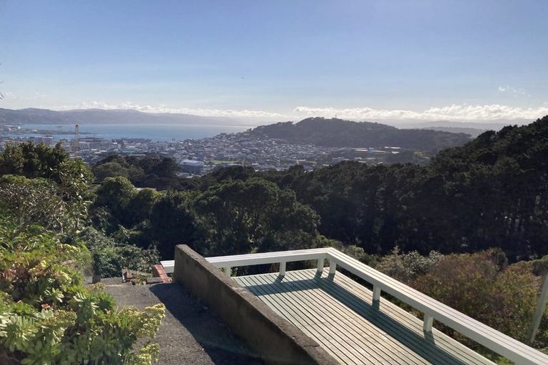 Photo of property in 18 Connaught Terrace, Brooklyn, Wellington, 6021