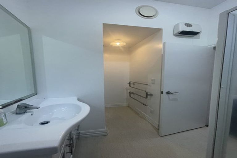 Photo of property in 152 Kelburn Parade, Kelburn, Wellington, 6012