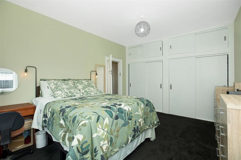 Photo of property in 1/275 Great North Road, Henderson, Auckland, 0612