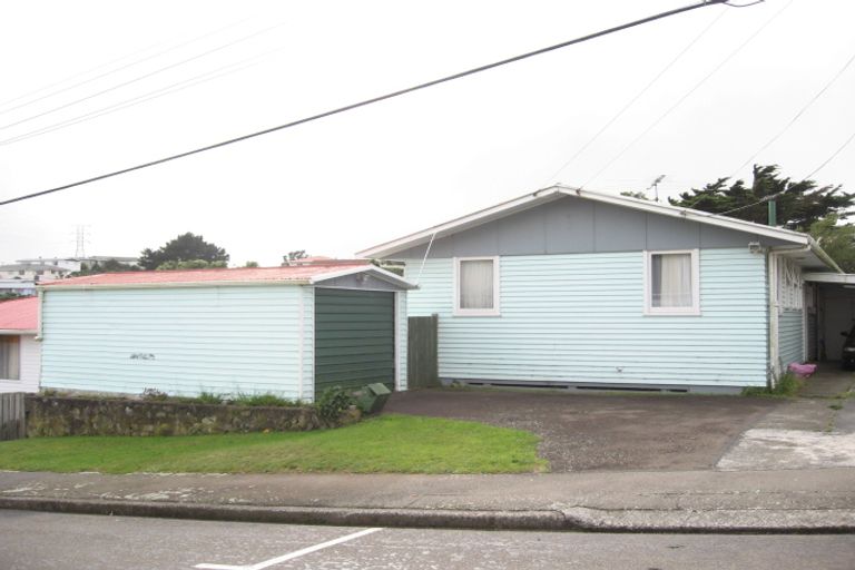 Photo of property in 7 Barclay Street, Newlands, Wellington, 6037