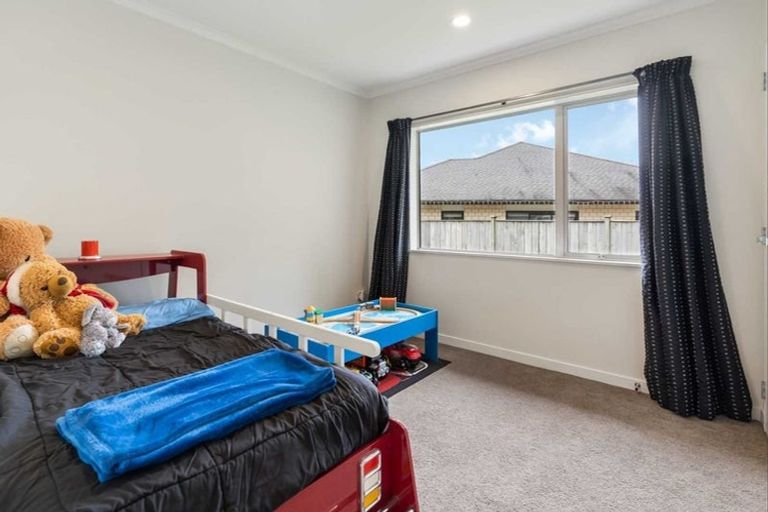 Photo of property in 11 Kilmacrennan Drive, Rosehill, Papakura, 2113