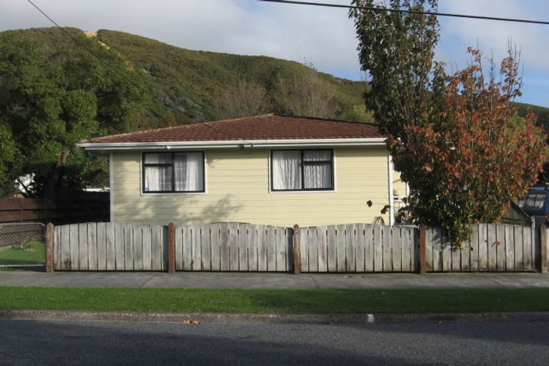 Photo of property in 104a Strand Crescent, Naenae, Lower Hutt, 5011