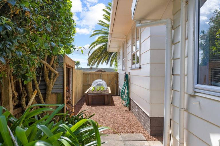 Photo of property in 43 Rewarewa Road, Te Atatu Peninsula, Auckland, 0610