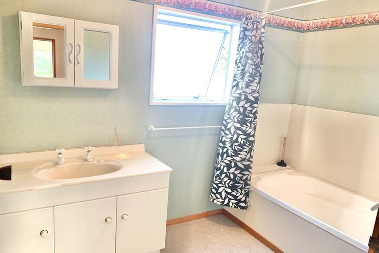 Photo of property in 1024 East Coast Road, Fairview Heights, Auckland, 0630