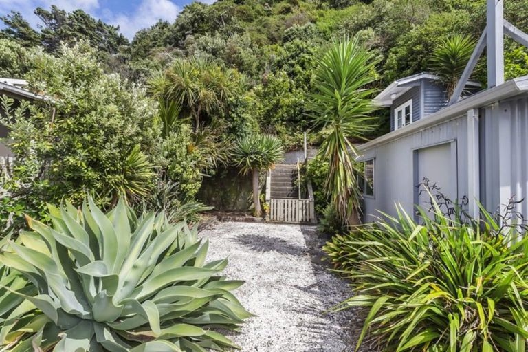 Photo of property in 117 Breaker Bay Road, Breaker Bay, Wellington, 6022