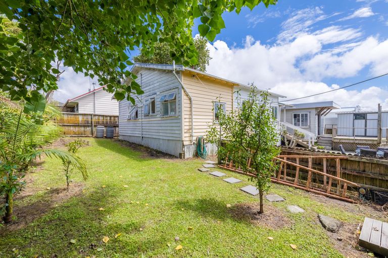 Photo of property in 1/7 Blacklock Avenue, Henderson, Auckland, 0612