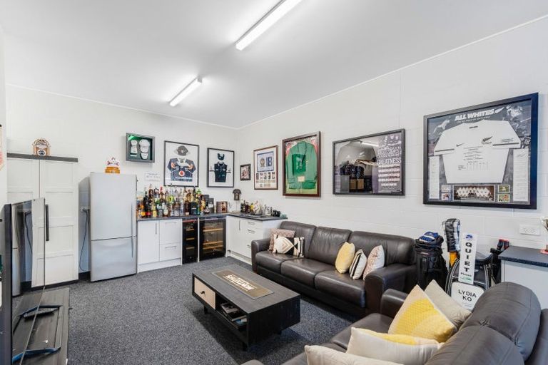 Photo of property in 33 Luplau Crescent, Cockle Bay, Auckland, 2014